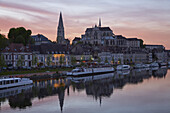 Blick über die Yonne auf die Abtei Saint-Germain in Auxerre , Sonnenuntergang , Dept. Yonne , Region Burgund , Frankreich , Europa