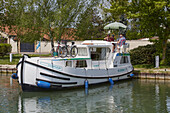 Mittagspause an Deck vom Hausboot auf dem Canal de Bourgogne bei Brienon , Dept. Yonne , Region Burgund , Frankreich , Europa