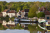 Hausboote im Hafen von Tanlay am Canal de Bourgogne , Dept. Yonne , Region Burgund , Frankreich , Europa