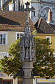 Brunnen am Place des Fontaines in Saint-Florentin am Canal de Bourgogne , Dept. Yonne , Region Burgund , Frankreich , Europa