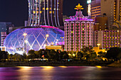 Beleuchtetes Grand Lisboa Hotel & Casino bei Nacht, Macau, Macau, China