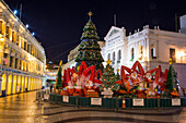Weihnachtsbaum und Dekoration am Senado Square in der Altstadt bei Nacht, Macau, Macau, China