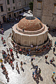 Blick von der Festungsmauer auf den Brunnen der Altstadt, Dubrovnik, Dubrovnik-Neretva, Kroatien