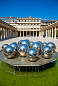 Frankreich, Paris, Palais Royal, Kugeln Skulptur von Paul Verbergen