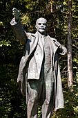 Litauen (Baltikum), Alytus County, Druskininkai, Gruto Parkas Park oder Grutas Park allgemein bekannt als Stalin Wort, Porträt von Vladimir Iljitsch Oulianov, auch bekannt als Lenin (22 avril 1870-21 janvier 1924) bekannt, Statue, die in Lukiški? gezeigt 