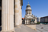 Deutschland, Berlin, Gendarmenmarkt, Französisch Kirche gebaut zwischen 1701 und 1705 von den Architekten Louis Gayard und Abraham Quesnay Blick aus dem Konzerthaus