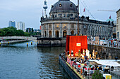 Deutschland, Berlin, Museumsinsel, aufgeführt als Wolrd heriatge von der UNESCO, Theater auf einem Lastkahn und dem Bode-Museum im Hintergrund