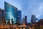 USA, Illinois, Chicago, Loop District, Türme von West Wacker Drive und Chicago River in der Nacht