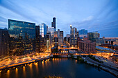 USA, Illinois, Chicago, Loop District, Türme von West Wacker Drive und Chicago River in der Nacht