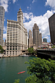 USA, Illinois, Chicago, Kajak auf Chicago River und Wrigley Building im Hintergrund