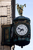 USA, Illinois, Chicago, Wacker Drive, dekorative Uhr an der Ecke des Juweliers Gebäude, Statue als Symbol für Zeit mit seiner Sense und Sanduhr