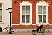Niederlande, Süd-Holland, Utrecht, Korte Nieuwstraat, vor einem Radfahrer alte Fassade