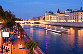 France, Paris, area listed as World Heritage by UNESCO, Paris Plage 2008, urban beach festival held in August on the quais de Seine (Seine River banks) listed as Wolrd Heritage by UNESCO, the Quais de Seine are closed to traffic