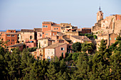 Frankreich, Vaucluse, Roussillon, beschriftet Die Schönsten Dörfer Frankreichs (Die schönsten Dörfer von Frankreich)