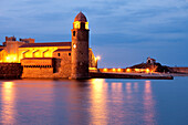 Frankreich, Pyrénées Orientales, Collioure, Hafen und Notre Dame des Anges Kirche