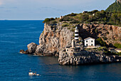 Spanien, Balearen, Mallorca, Puerto Soller, ist die Bucht, umgeben von Bergen und öffnet sich auf dem Meer zwischen zwei Leuchttürme bis