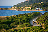 Frankreich, Corse du Sud, in der Nähe von Bonifacio, Reitwandern im Golfe de Santa Manza