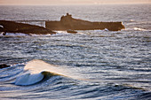 Frankreich, Pyrénées Atlantiques, Biarritz, große Wellen und Rocher de la Vierge (der Jungfrau Rock) im Abendlicht