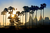 Myanmar (Birma), Mandalay, Bagan (Heide), Old Bagan, Heißluftballon von Luftballons Unternehmen über Bagan über die Ausgrabungsstätte der ehemaligen Hauptstadt fliegen