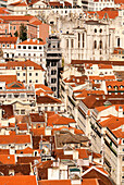 Portugal, Lissabon, Baixa Bezirk, Rua Santa Justa und der Elevador (außerhalb Lift) gesehen von Castelo Sao Jorge (St. George Castle)