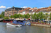 Frankreich, Bas Rhin, Straßburg, neue Cafés Boote auf dem Quai des Pecheurs am Ufer des Flusses Ill