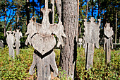 Litauen (Baltikum), Klaipeda County, Kurische Nehrung, Nationalpark, das Dorf Nida ist die lutherische Kirche von einem Friedhof aus dem 19. und 20. Jahrhundert umgeben, wo einige Gräber einige Krikstai haben, Grab Elemente in Holz