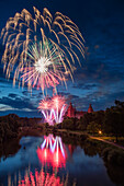 Feuerwerk erleuchtet Himmel über Schloss Johannisburg und Fluss Main in der Abenddämmerung, Aschaffenburg, Spessart-Mainland, Bayern, Deutschland