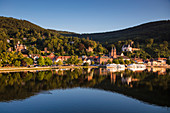 Blick von Mainbrücke auf Stadt und Ausflugsboote auf Fluss Main mit Spiegelung, Miltenberg, Spessart-Mainland, Bayern, Deutschland