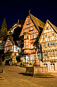 Alter Brunnen und Fachwerkhaus Hotel Café Schmuckkästchen in der Altstadt bei Nacht, Miltenberg, Spessart-Mainland, Bayern, Deutschland