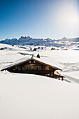 Traditionelles Holz-Chalet und verschneite Winterlandschaft, Melchsee-Frutt, Kanton Obwalden, Schweiz