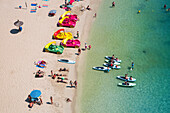 Blick aus erhöhter Perspektive auf Menschen am Strand und Wassersport Aktivitäten, Palmanova, Mallorca, Balearen, Spanien