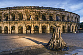 Skulptur Stierkaempfer Ninemo II vor Roemischen Amphitheater, Nimes, Frankreich