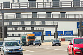 A1, Hinweistafeln vor Lärmschutztunnel, Köln-Löwenich, Deutsche Autobahn, Verkehr, Verkehrsnetz, elektronische Geschwindigkeitsanzeige, Transit, LKW, Geschwindigkeit, Geschwindigkeitsbegrenzung, Tempolimit, Mittelstreifen, Transport, Infrastruktur, Automo
