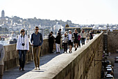 Wandern auf den Wällen der Altstadt, St. Malo, Bretagne, Frankreich