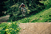 Bikepark Brandnertal, Mountainbiker, Downhill, Sprung, Mountainbike, Wald, Wiese, Vorarlberg, Österreich, Berge, Alpen
