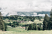 Ortschaft im Brandnertal, Vorarlberg, Österreich, Berge, Wolken