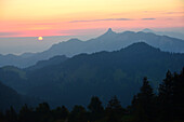 Sonnenaufgang am Hochries am Samerberg, zur Kampenwand, Chiemgau, Ober-Bayern, Deutschland