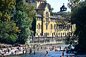 Baden im Sommer am Volksbad, an der Isar, München, Bayern, Deutschland