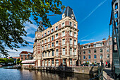 Blick auf das NH Hotel Doelen von der Aleminiumbrug in Amsterdam, Holland