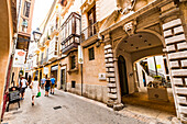 typische Einkaufstrasse in der Altstadt von Palma, Mallorca, Balearen, Spanien