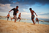 Junge Einheimische spielen Fussball am Strand von Trawangan, Gili Trawangan, Lombok, Indonesien