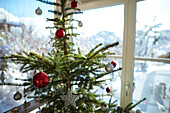 Weihnachtsbaum mit Dekorationen, Weihnachten, Winter