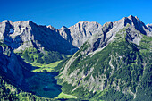 Tiefblick auf Großer Ahornboden mit Karwendel im Hintergrund, von Mondscheinspitze, Naturpark Karwendel, Karwendel, Tirol, Österreich
