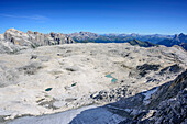 Blick auf Fradusta-Gletscher und Pala-Hochfläche mit Cimon della Pala, Cima della Vezzana und Marmolada im Hintergrund, Cima la Fradusta, Val Canali, Pala, Dolomiten, UNESCO Weltnaturerbe Dolomiten, Trentino, Italien