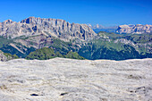 Blick auf Pala-Hochfläche mit Marmolada und Fanesgruppe im Hintergrund, Cima la Fradusta, Val Canali, Pala, Dolomiten, UNESCO Weltnaturerbe Dolomiten, Trentino, Italien
