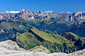 Blick auf Pala-Hochfläche mit Großvenediger, Tofanen und Hohe Gaisl im Hintergrund, Cima la Fradusta, Val Canali, Pala, Dolomiten, UNESCO Weltnaturerbe Dolomiten, Trentino, Italien