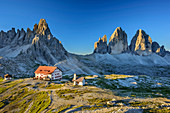 Drei-Zinnen-Hütte vor Paternkofel und Drei Zinnen, Drei Zinnen-Hütte, Sextener Dolomiten, Dolomiten, UNESCO Weltnaturerbe Dolomiten, Südtirol, Italien