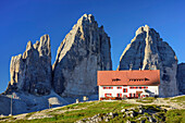 Drei-Zinnen-Hütte und Drei Zinnen, Drei Zinnen-Hütte, Sextener Dolomiten, Dolomiten, UNESCO Weltnaturerbe Dolomiten, Südtirol, Italien