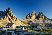 Drei-Zinnen-Hütte vor Paternkofel und Drei Zinnen, Drei Zinnen-Hütte, Sextener Dolomiten, Dolomiten, UNESCO Weltnaturerbe Dolomiten, Südtirol, Italien