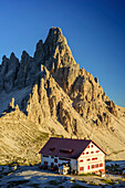 Hut Rifugio Locatelli in front of Paternkofel, hut Rifugio Locatelli, Sexten Dolomites, Dolomites, UNESCO World Heritage Dolomites, South Tyrol, Italy